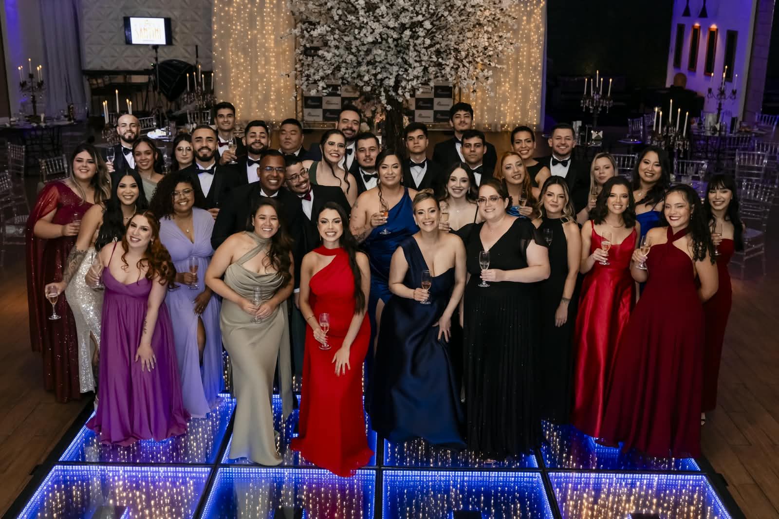 Grande grupo de convidados reunidos em traje de gala