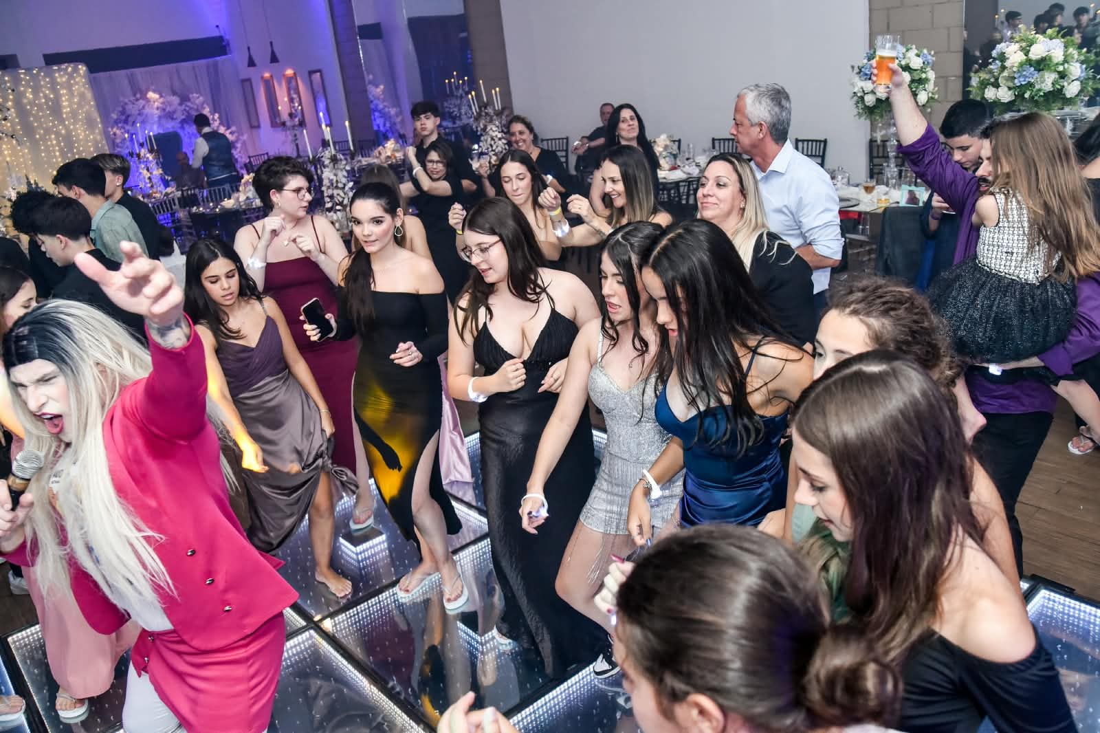 Pista de dança cheia de convidados se divertindo