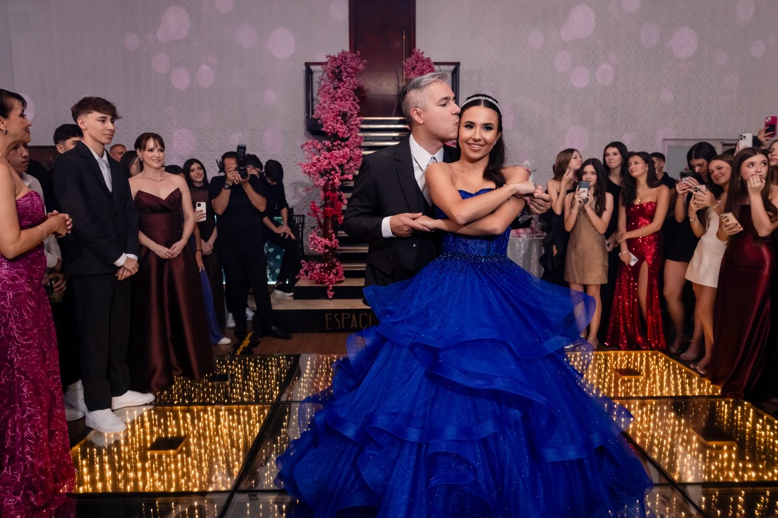 Debutante dançando com o pai