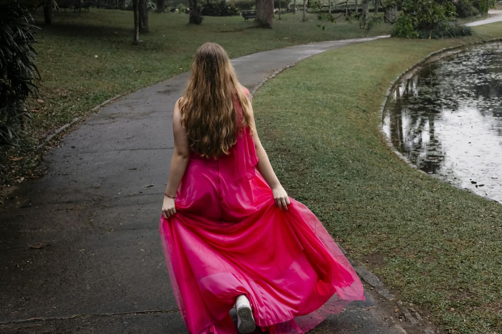 Ensaio fotográfico em jardim com vestido rosa
